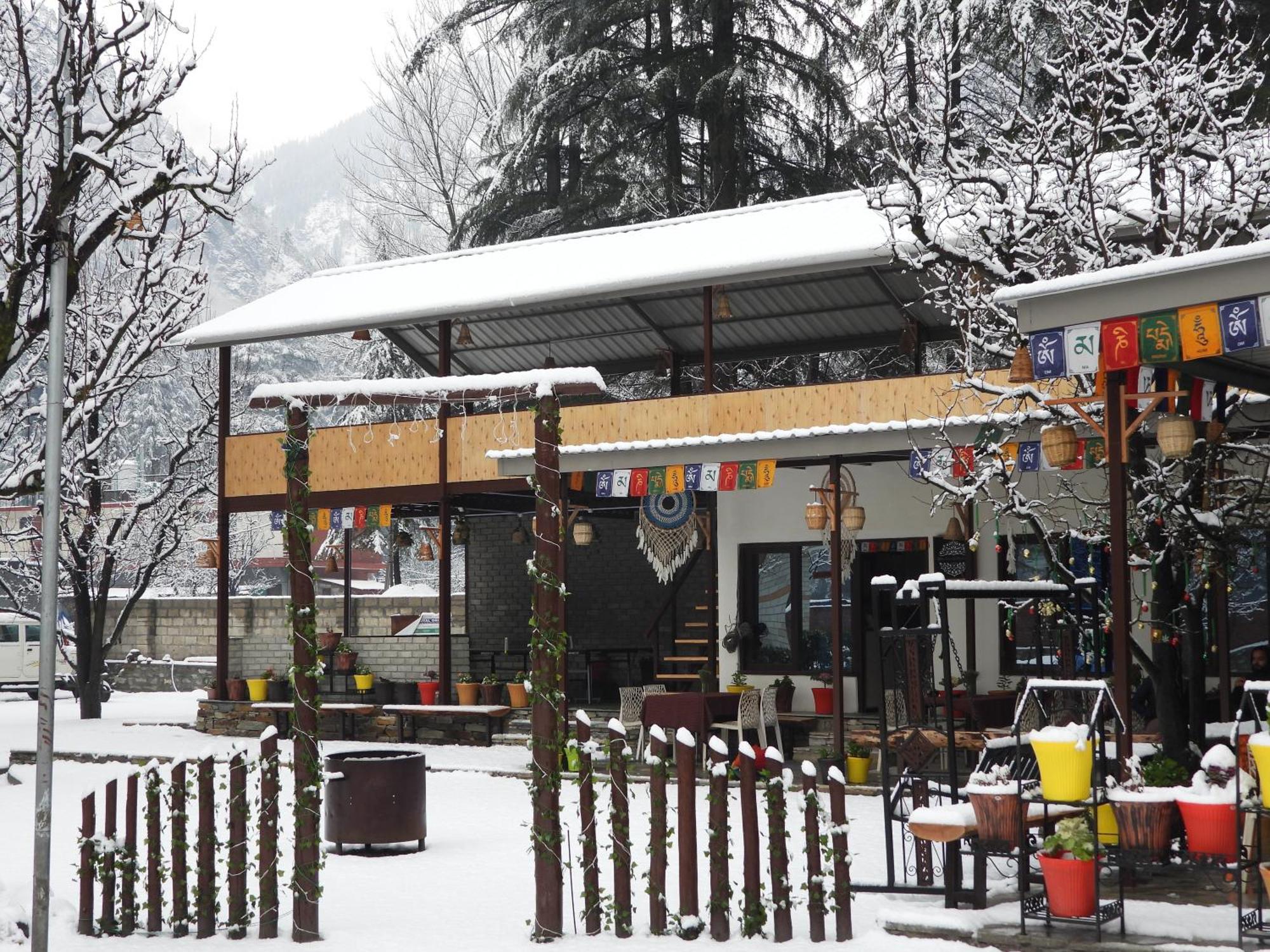 The Royal Orchard Kasol Hotel ภายนอก รูปภาพ