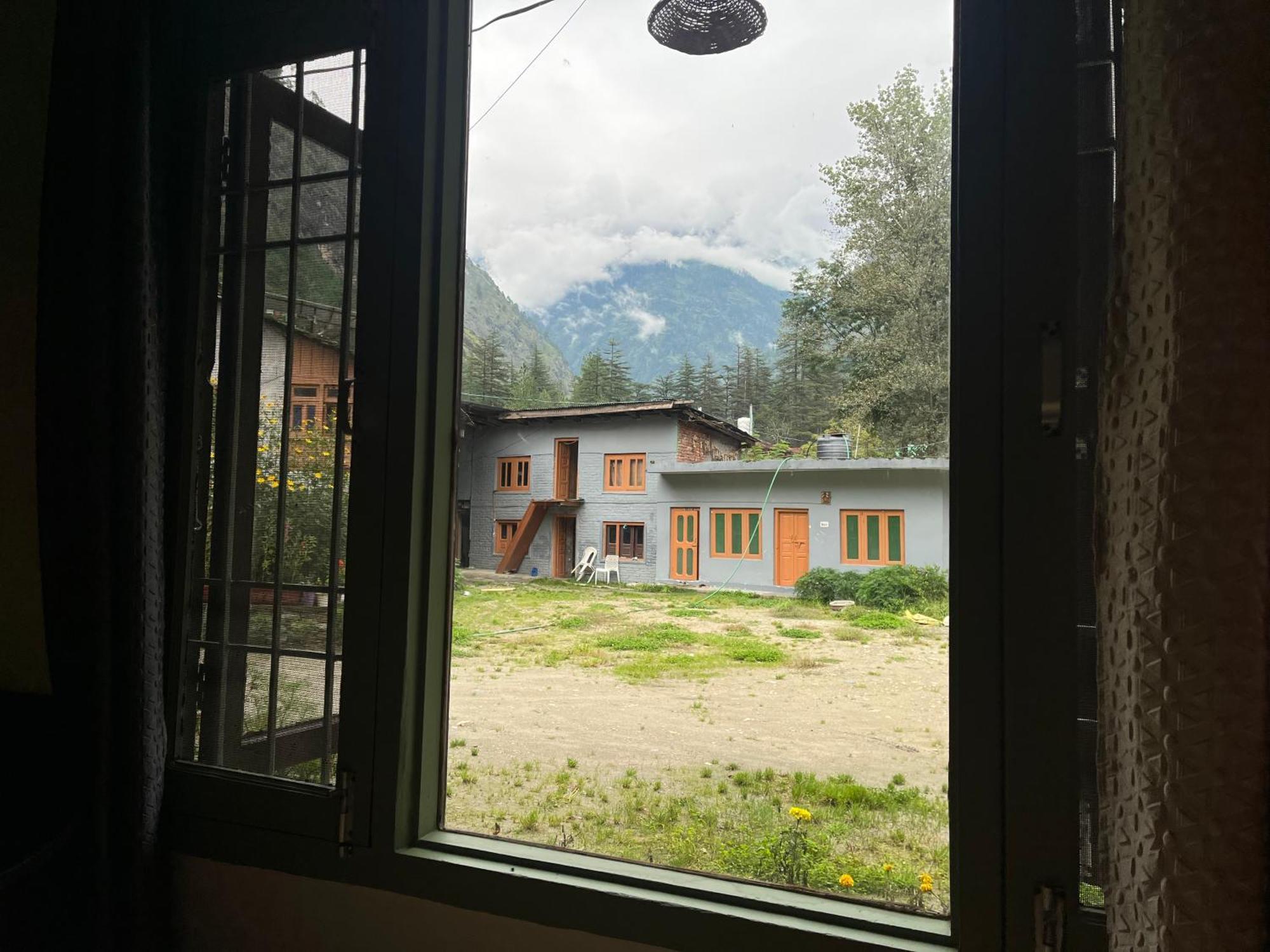 The Royal Orchard Kasol Hotel ภายนอก รูปภาพ