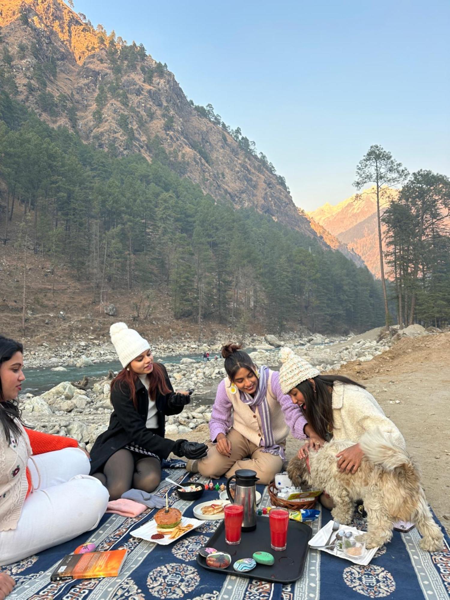 The Royal Orchard Kasol Hotel ภายนอก รูปภาพ