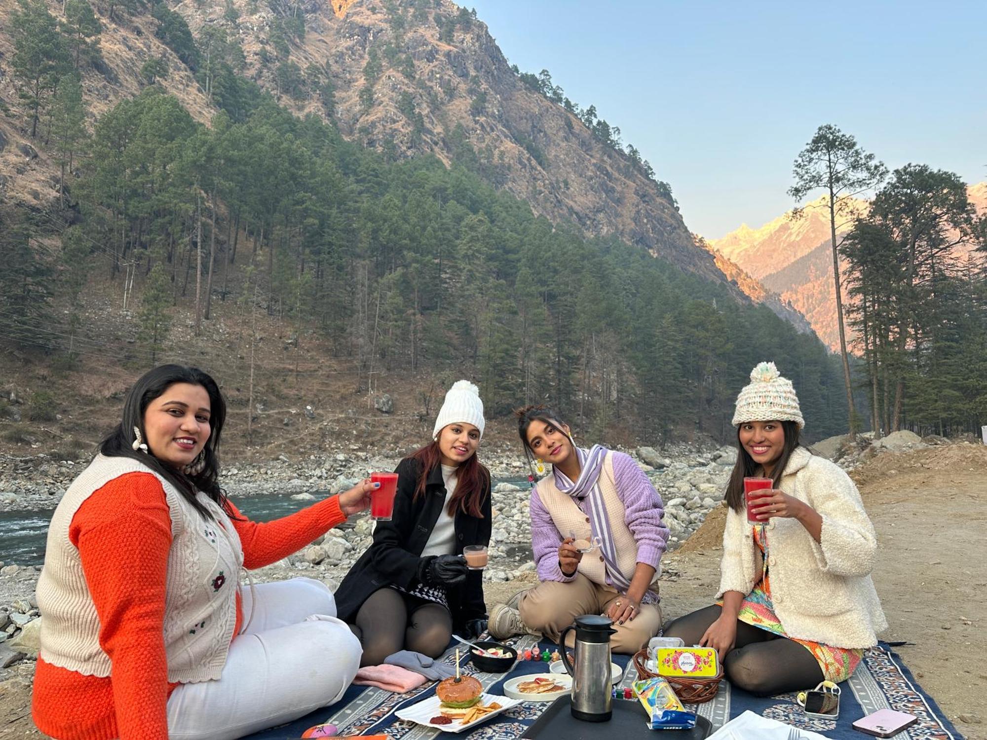 The Royal Orchard Kasol Hotel ภายนอก รูปภาพ